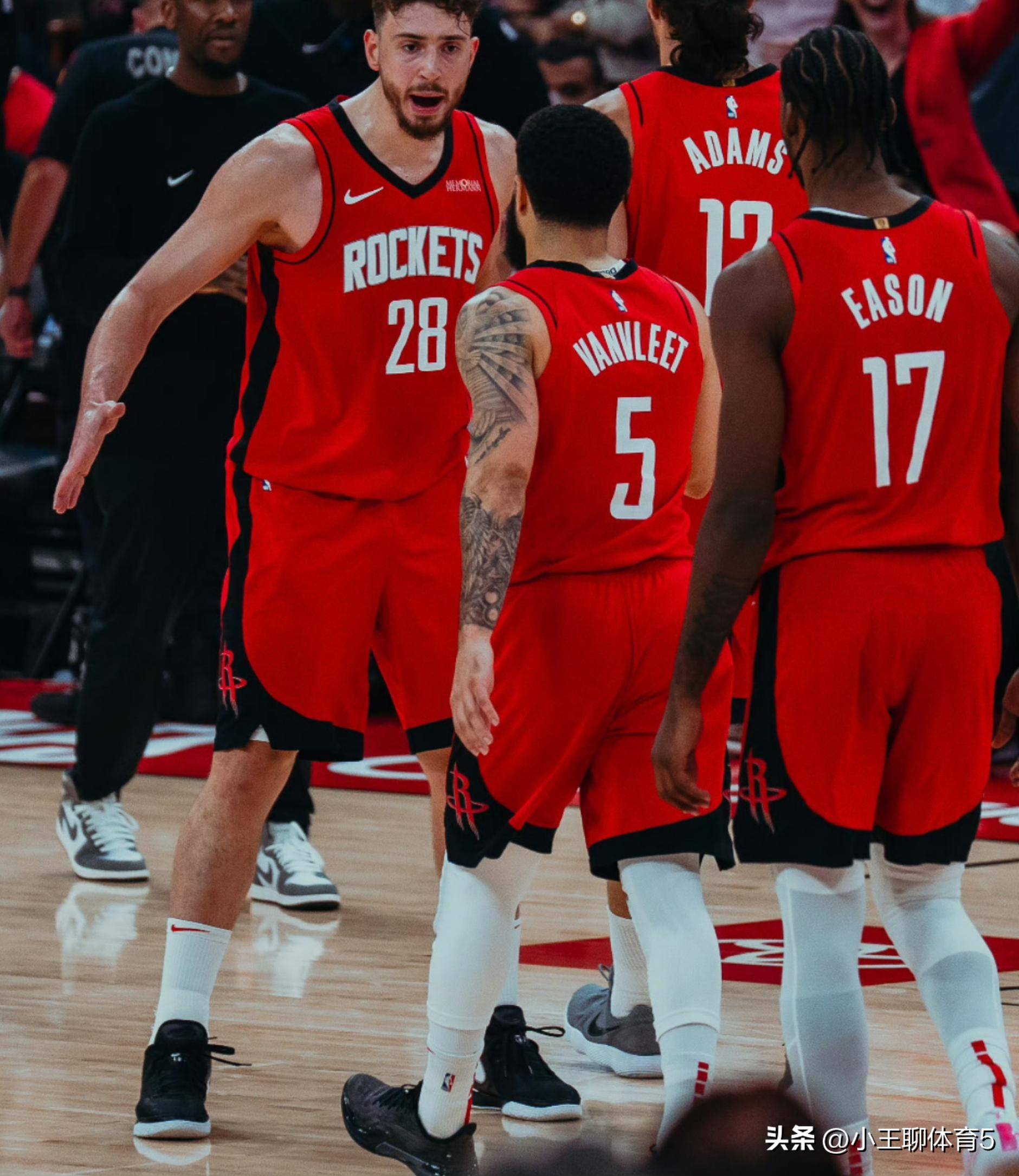 开云官方下载-风云突变！多伦多猛龙转会期临场应变，NBA常规赛版图或变，信心回归，训练强度明显提升-开云官方下载